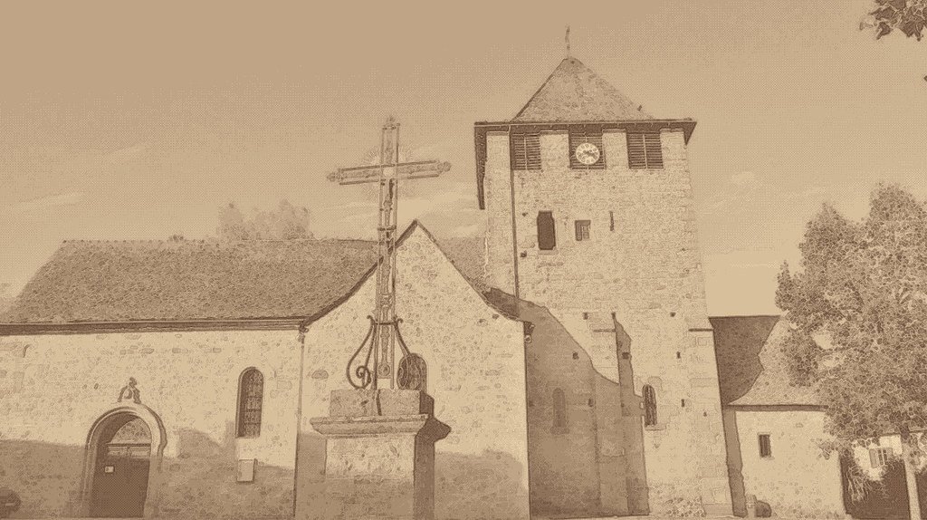 Façade et clocher carré de l’église d’Anglars-Saint-Félix, dans l’Aveyron