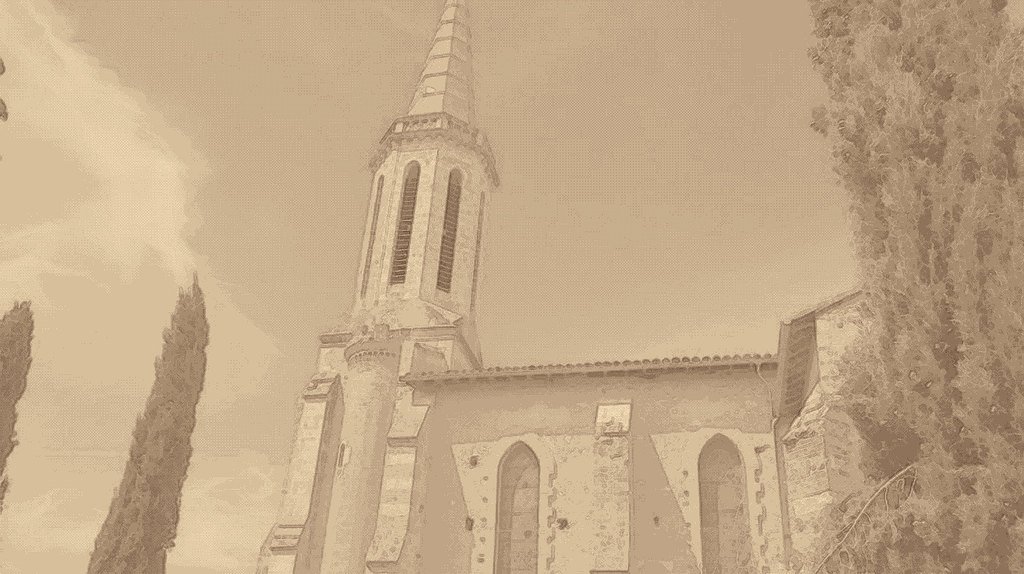 Clocher-flèche et flanc de l’église Saint-Augustin de Sérempuy, dans le Gers