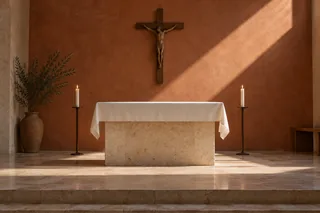 Chapelle imaginée : un autel sobre et une croix, vus de face dans la lumière.
