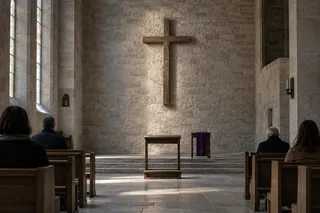 Scène contemporaine imaginée : une chapelle sobre et quelques personnes recueillies pendant le Carême.