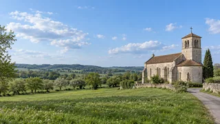 Architecture imaginée : une petite église et son clocher auprès de champs au printemps.
