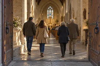 Scène contemporaine imaginée : quatre personnes entrent dans une église lumineuse.