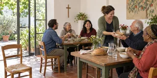 Scène contemporaine imaginée : des adultes partagent un repas fraternel dans une salle ouverte sur un jardin.