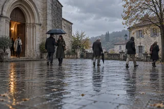 Scène contemporaine imaginée : une communauté sort d’une église sous une lumière de pluie.