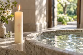 Évocation du temps pascal : une bougie marquée d’une croix, de l’eau claire et des fleurs de printemps.