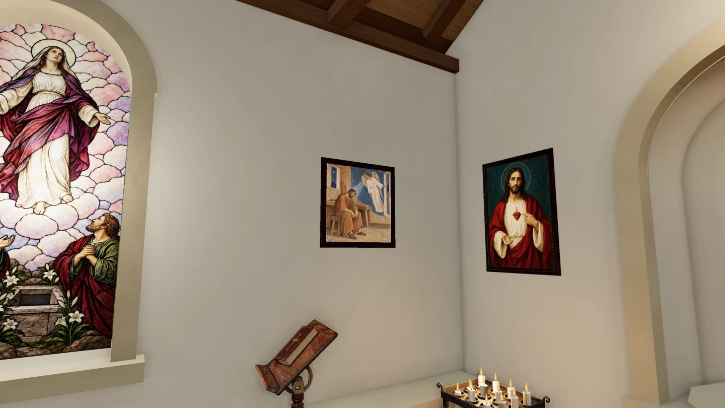Aperçu d’une configuration de la chapelle : un vitrail, des tableaux, la Bible et les cierges